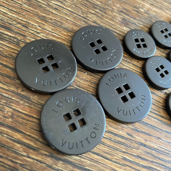 Louis Vuitton Buttons🤎 - Picture 5 of 8